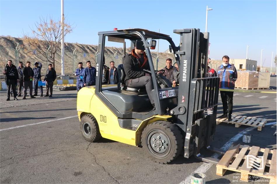 برگزاری مرحله سوم آزمون گواهینامه لیفتراک در شرکت انبارهای عمومی و خدمات گمرکی فرودگاه امام خمینی(ره)
