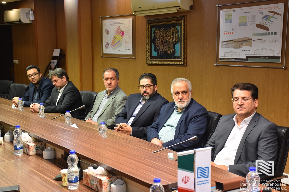 A cordial meeting between the company's head and the legal and contract affairs department; the legal department is the