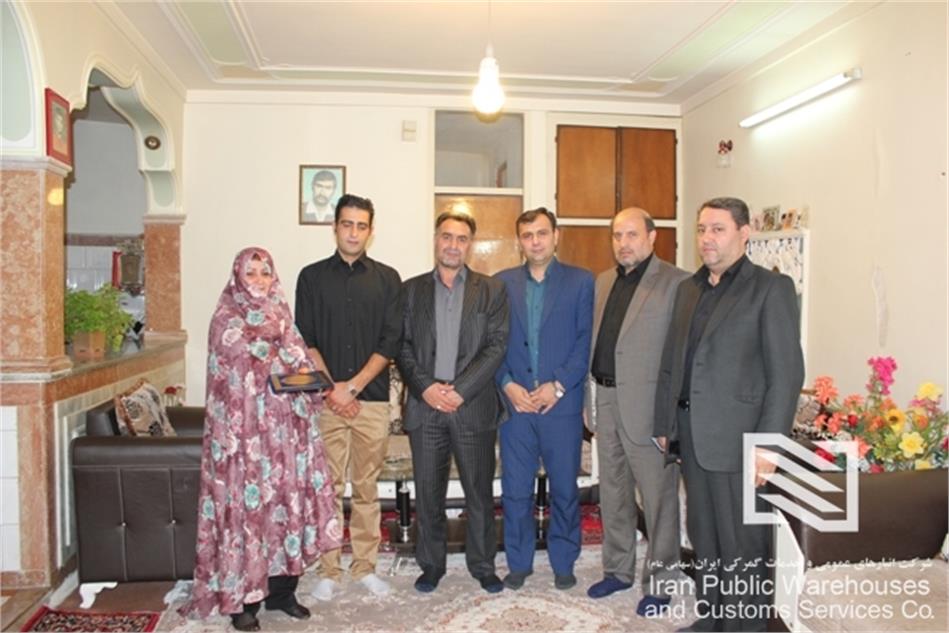 در دهه ایام ماه محرم صورت گرفت؛ دیدار سرپرست شرکت انبارهای عمومی و خدمات گمرکی منطقه ویژه اقتصادی سهلان با خانواده شهیدان