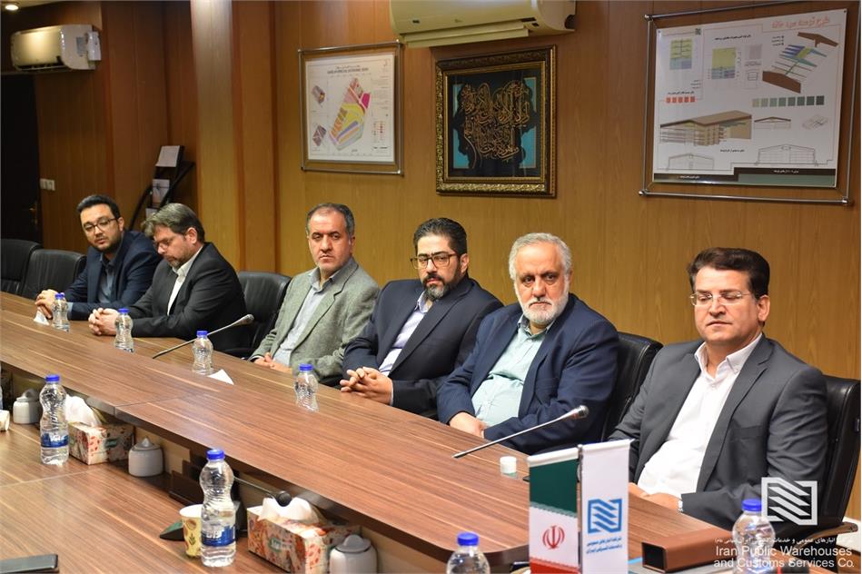A cordial meeting between the company's head and the legal and contract affairs department; the legal department is the