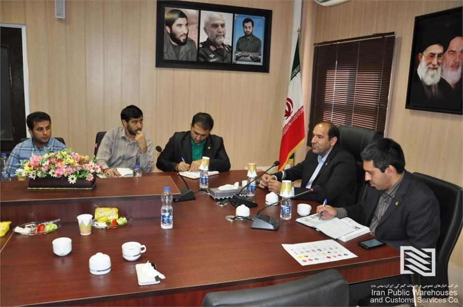 نشست صمیمی مدیرعامل شرکت انبارهای عمومی و خدمات گمرکی امام‌خمینی(ره) با اعضای شورای بسیج پایگاه حضرت امام خمینی(ره)
