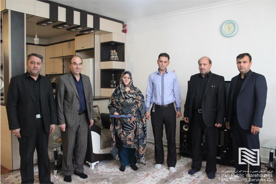دیدار مدیرعامل شرکت انبارهای عمومی و خدمات گمرکی منطقه ویژه اقتصادی سهلان با خانواده شهدا