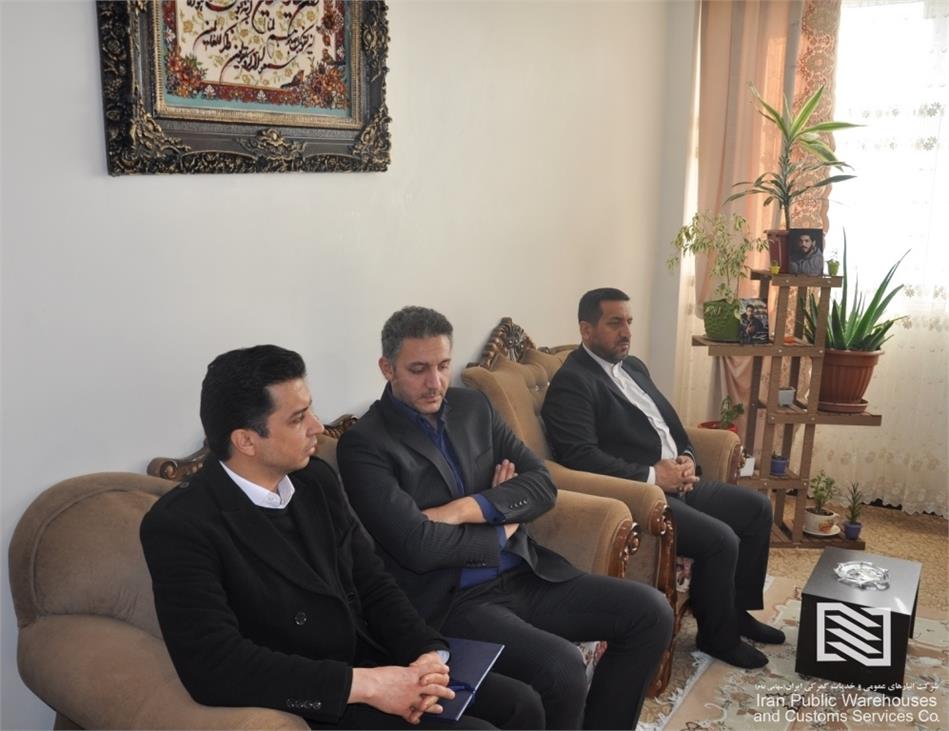 دیدار مدیران ارشد شرکت انبارهای عمومی و خدمات گمرکی امام خمینی(ره) با خانواده شهید مدافع حرم «سیدمصطفی صدرزاده»